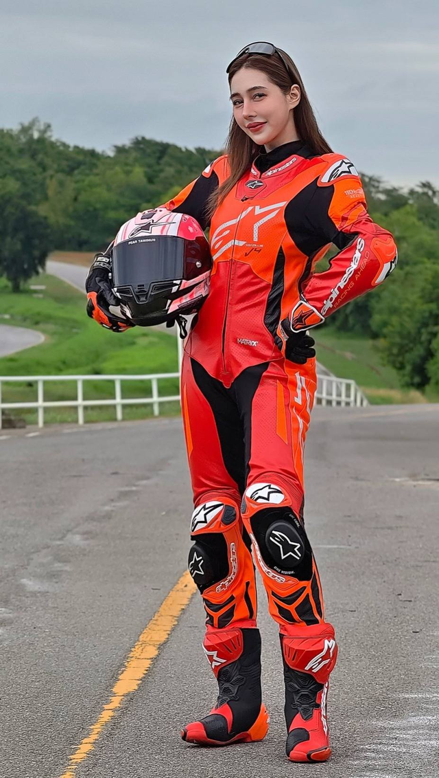 Gặp tai nạn khi tập lái mô-tô, hot girl xinh đẹp khiến người xem không khỏi xót xa- Ảnh 1. Gặp tai nạn khi tập lái mô-tô, hot girl xinh đẹp khiến người xem không khỏi xót xa- Ảnh 1.