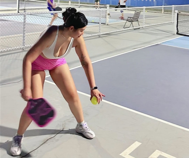 Bị mắng "gọi vốn" vì mặc đồ pickleball quá bé, cô gái 80kg đáp trả- Ảnh 2.