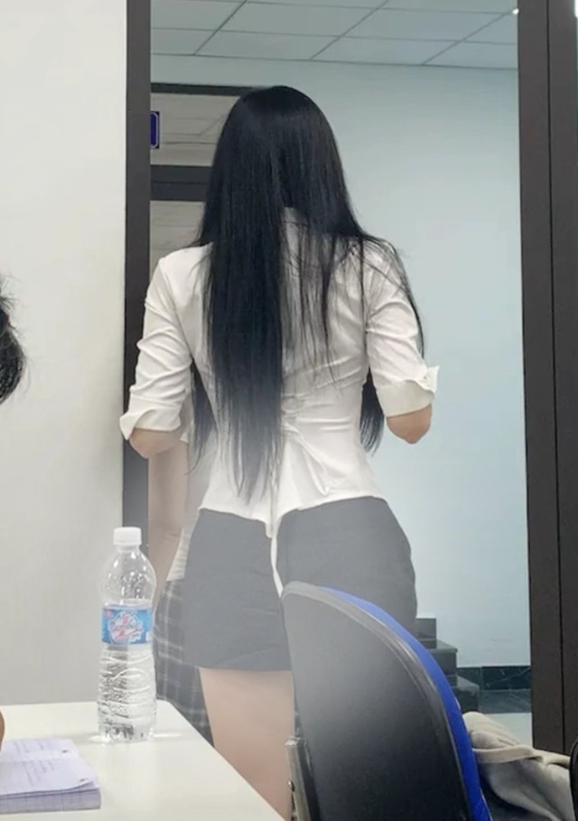 Không chỉ nữ giáo viên mà cả nữ sinh cũng có trường hợp trang phục phản cảm, không phù hợp Không chỉ nữ giáo viên mà cả nữ sinh cũng có trường hợp trang phục phản cảm, không phù hợp