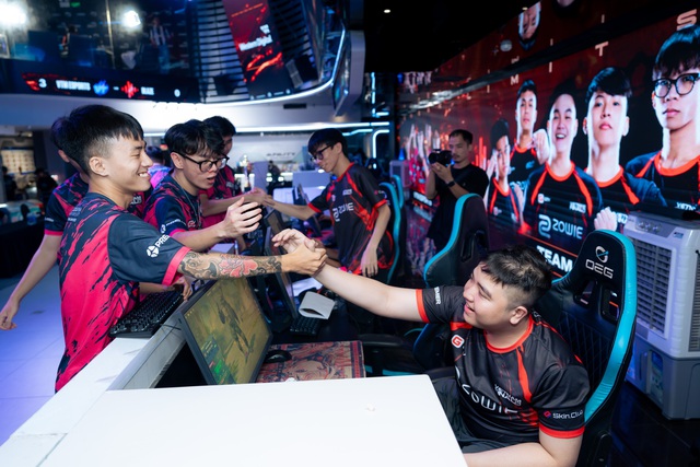 Khoảnh khắc VTM Esports và BLAZE bắt tay nhau, cùng chia sẻ niềm vui và tiếc nuối, thể hiện tình đồng đội và sự văn minh mà cộng đồng CS2 Việt đang cùng vun đắp