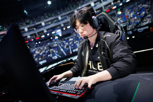 HLE dè chừng Zeus lột xác sức mạnh đáng gờm