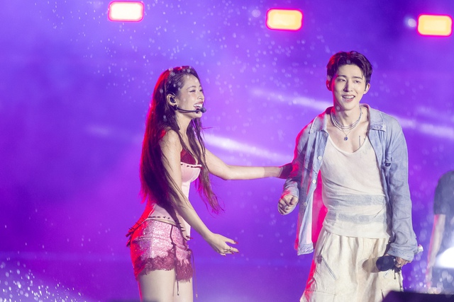 Không thể tin được: Chi Pu kết hợp B.I, tạo nên màn trình diễn đỉnh nhất WATERBOMB HOCHIMINH!- Ảnh 10. Không thể tin được: Chi Pu kết hợp B.I, tạo nên màn trình diễn đỉnh nhất WATERBOMB HOCHIMINH!- Ảnh 10.