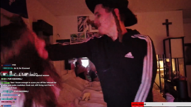 Say rượu, nam streamer thẳng tay "tương tác" nữ đồng nghiệp trên live khiến người xem hốt hoảng- Ảnh 1. Say rượu, nam streamer thẳng tay "tương tác" nữ đồng nghiệp trên live khiến người xem hốt hoảng- Ảnh 1.