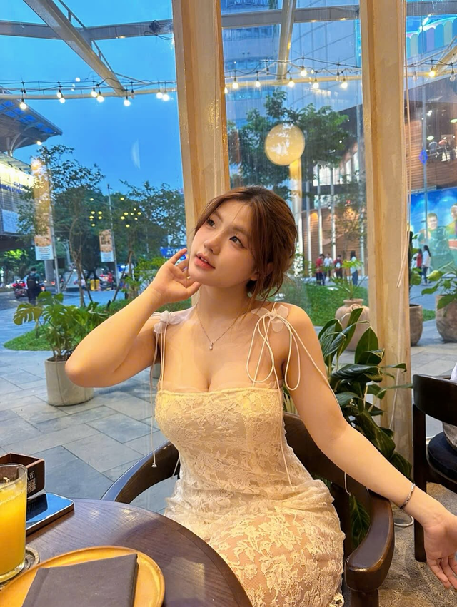 Quây tạm mảnh áo để nhảy TikTok, Lanxinhyeu lại khiến người xem được một phen “ngán ngẩm”- Ảnh 1. Quây tạm mảnh áo để nhảy TikTok, Lanxinhyeu lại khiến người xem được một phen “ngán ngẩm”- Ảnh 1.