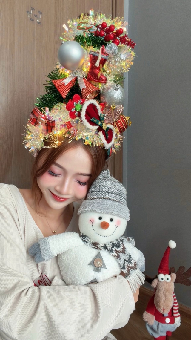 Hoá thân thành cây thông Noel, hot girl khiến triệu anh em “gục ngã” vì quá dễ thương- Ảnh 4.