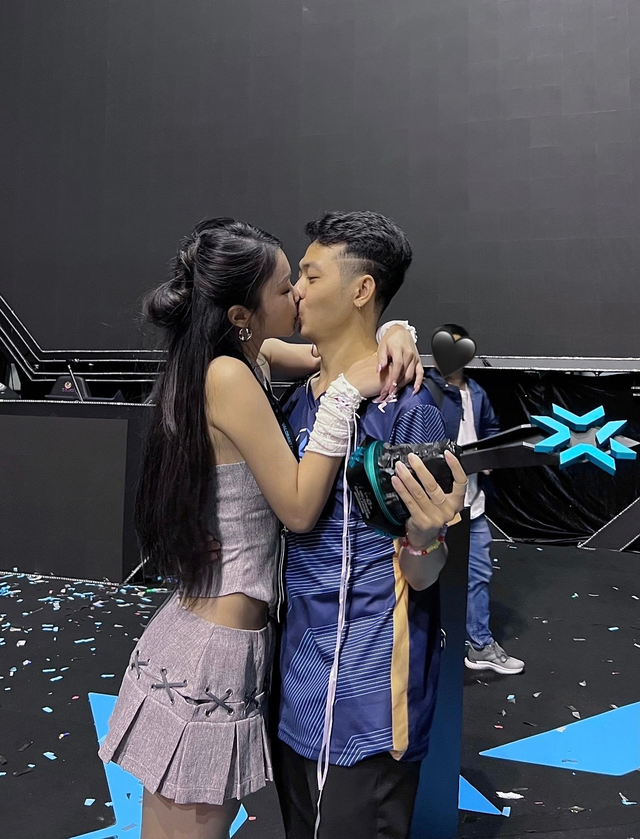 Nữ MC sở hữu "nụ hôn bạc tỷ" bất hoá hoá soái ca khiến làng game ngỡ ngàng- Ảnh 1. Nữ MC sở hữu "nụ hôn bạc tỷ" bất hoá hoá soái ca khiến làng game ngỡ ngàng- Ảnh 1.