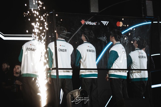 Hình ảnh T1 khiến fan Việt không thể nào quên, gần gũi ấm áp đến lạ- Ảnh 1.