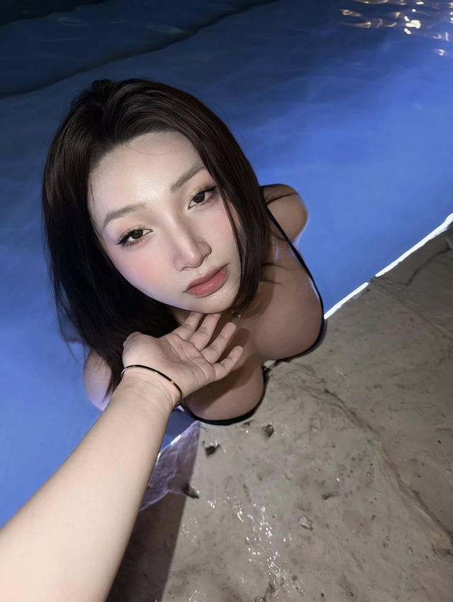 Tìm bạn chơi game cùng, hot girl khiến người xem "đỏ mặt" vì quá táo bạo- Ảnh 2.