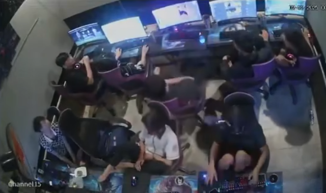 Quá cay cú, nam game thủ thẳng tay ném hỏng màn hình máy tính tiệm Net- Ảnh 1.