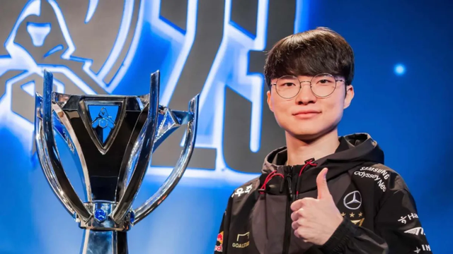 Không có trọn vẹn tình thương và sự dạy bảo của cha mẹ nhưng Faker vẫn trưởng thành nên người và là tấm gương của mọi tuyển thủ về lối sống và sự lễ độ Không có trọn vẹn tình thương và sự dạy bảo của cha mẹ nhưng Faker vẫn trưởng thành nên người và là tấm gương của mọi tuyển thủ về lối sống và sự lễ độ
