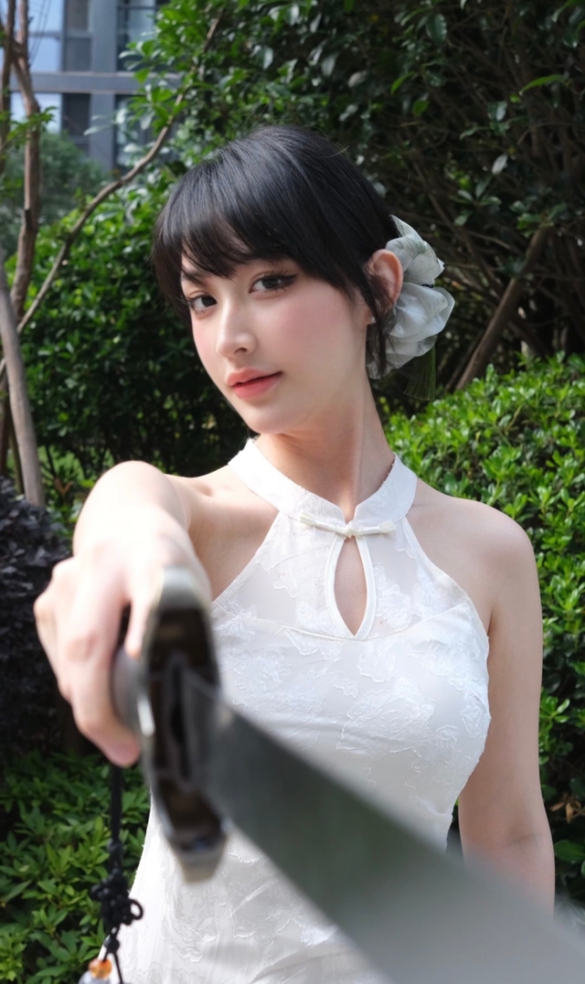 Cô sở hữu nhan sắc xinh đẹp, vóc dáng và phong cách thời trang cũng gợi cảm Cô sở hữu nhan sắc xinh đẹp, vóc dáng và phong cách thời trang cũng gợi cảm