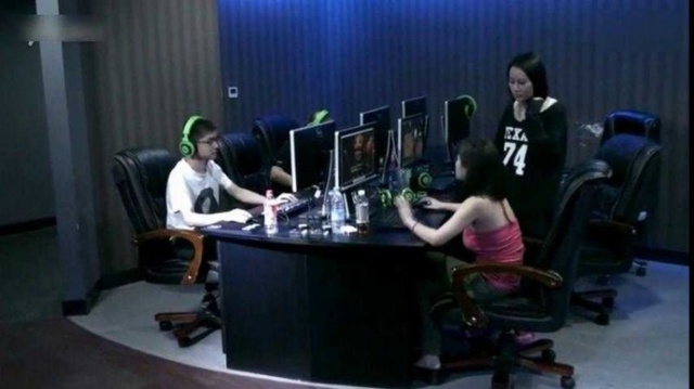 "Combat" trong quán net, hai nữ game thủ có hành động đáng xấu hổ: Văn hóa cư xử chốn công cộng bị lãng quên- Ảnh 1.