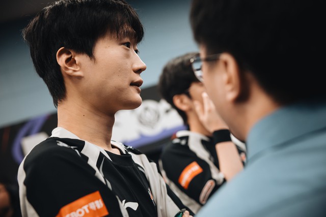 Bên cạnh drama cùng bạn bè bạo lực mạng một nữ streamer thì Shanks còn bị nghi có động thái nhắc lại vụ việc tiêu cực của Faker