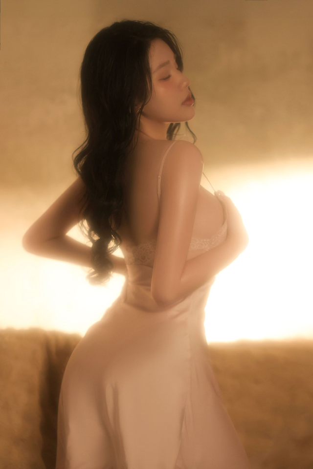 Yogurt tung bộ ảnh “đầm thức” táo bạo, không dám nhận “phú bà” từng quen- Ảnh 2.