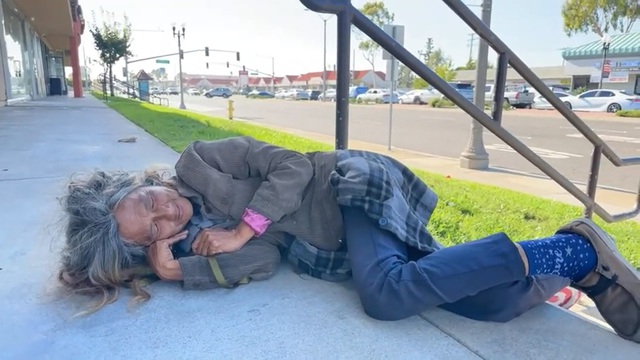 Sao nữ Vbiz bốc lửa vạn người mê: Nay thần kinh không ổn định, lang thang xin ăn ở Mỹ- Ảnh 4. Sao nữ Vbiz bốc lửa vạn người mê: Nay thần kinh không ổn định, lang thang xin ăn ở Mỹ- Ảnh 4.