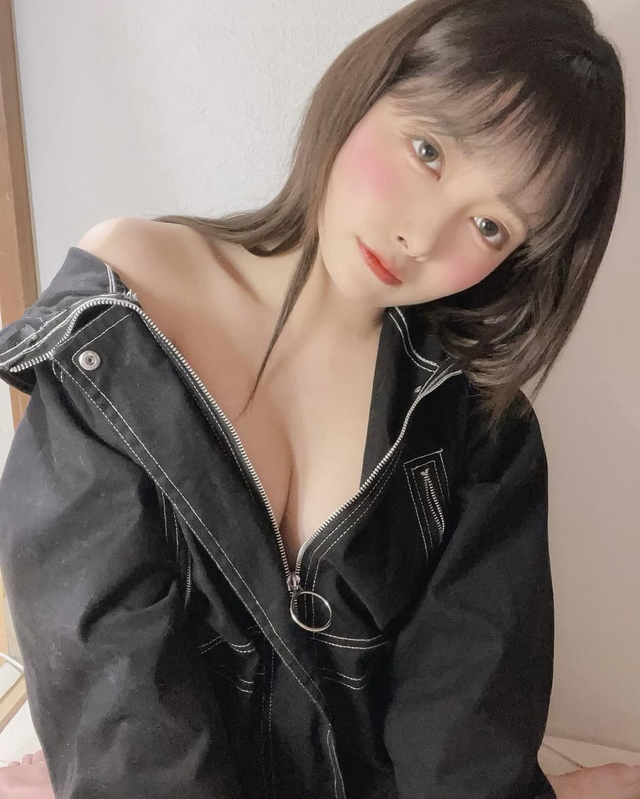 Nữ YouTuber gây sốt khi vừa ngâm mình trong onsen vừa chơi game, bị chỉ trích chiêu trò câu view- Ảnh 5.