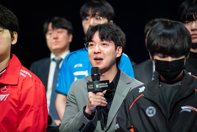 HLV KkOma và Faker bất ngờ được HLV KkOma và Faker bất ngờ được