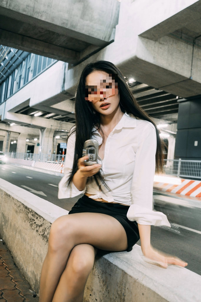 "Chế ảnh" chụp hình chung với cầu thủ Đình Bắc, hot girl bất ngờ bị CĐM chỉ trích dữ dội- Ảnh 4. "Chế ảnh" chụp hình chung với cầu thủ Đình Bắc, hot girl bất ngờ bị CĐM chỉ trích dữ dội- Ảnh 4.