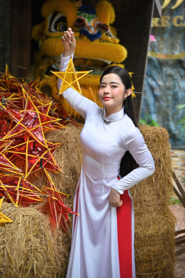 Mặc áo dài, thử "lực đấm", cô giáo xinh đẹp khiến người xem hết hồn vì "giấu nghề"- Ảnh 1.