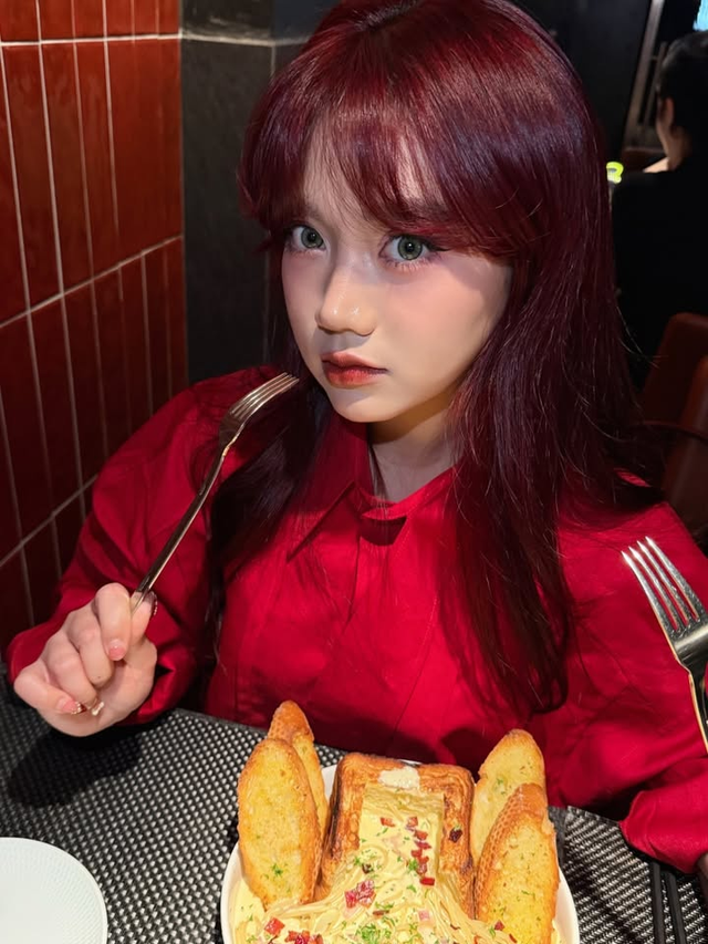 Chụp ảnh trước gương, Bảo Hân Helia khiến fan "tá hỏa" vì quên... cài cúc áo- Ảnh 1.