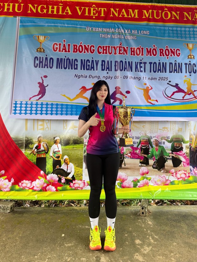 Cô gái xinh đẹp, cao 1m72 "gây sốt" ở sới vật hội làng Bắc Ninh, tiết lộ tiêu chí chọn bạn trai- Ảnh 5. Cô gái xinh đẹp, cao 1m72 "gây sốt" ở sới vật hội làng Bắc Ninh, tiết lộ tiêu chí chọn bạn trai- Ảnh 5.