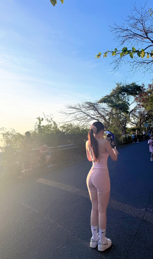 Mặc đồ gym đi leo núi, hot girl khiến CDM được một phen tranh cãi gay gắt- Ảnh 1. Mặc đồ gym đi leo núi, hot girl khiến CDM được một phen tranh cãi gay gắt- Ảnh 1.