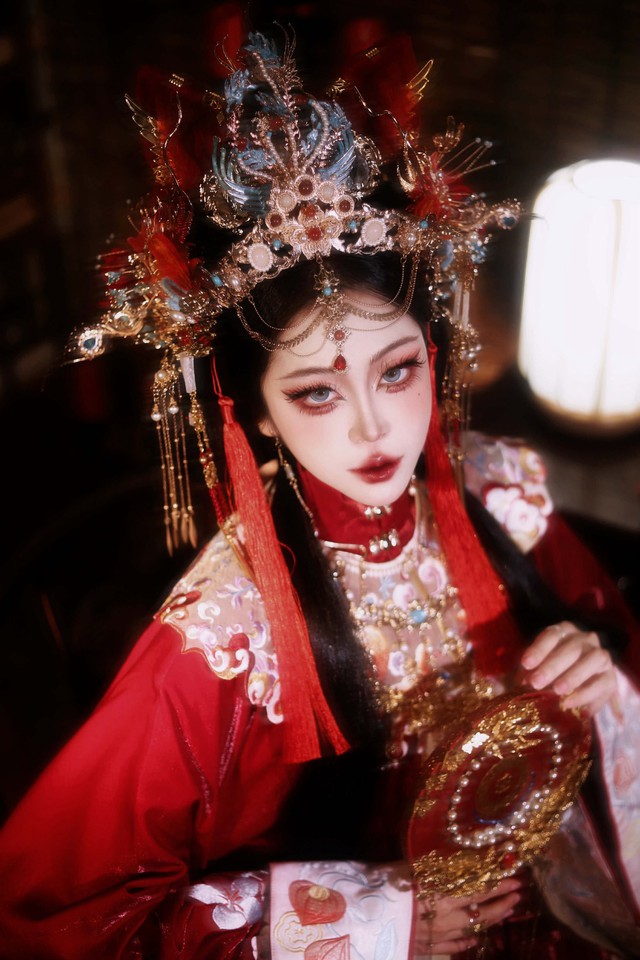 Xuyên không thành hoàng hậu, nữ coser khiến fan mê mệt với màn biến hình "không vết xước"- Ảnh 5.