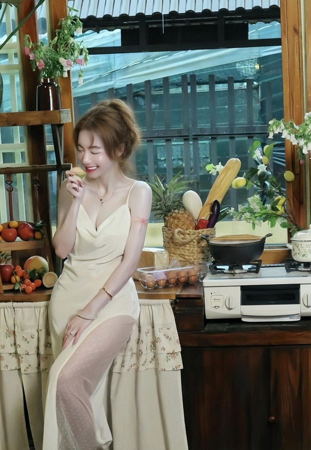 Gia nhập đường đua "đón hè", Elly Trần "hack tuổi", diện bikini cực "nóng" khiến người xem ngây ngất- Ảnh 6.