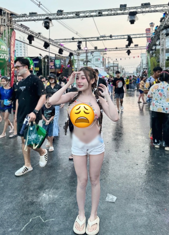 Cô gái diện đồ quá bạo đi té nước khiến netizen "bó tay", đẹp ở đâu?- Ảnh 1. Cô gái diện đồ quá bạo đi té nước khiến netizen "bó tay", đẹp ở đâu?- Ảnh 1.