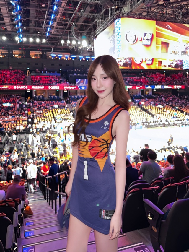 Ngẫu hứng chụp hình ở sân bóng rổ, hot girl bất ngờ viral vì quá xinh đẹp- Ảnh 4.