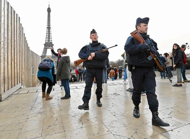  Cảnh sát Pháp với khẩu Mini-14 trong đợt bảo vệ Euro 2016. 