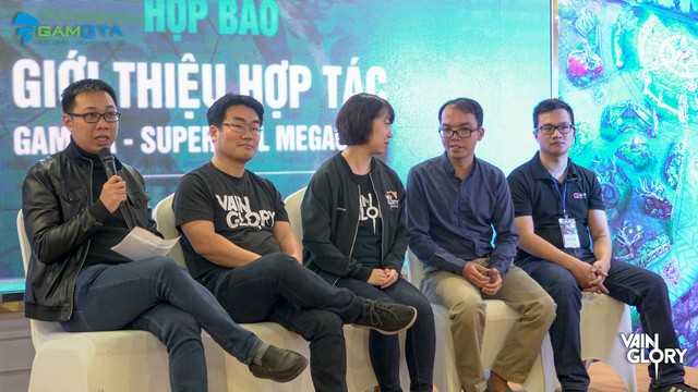  Ông Trần Vinh Quang (ngoài cùng bên trái) trả lời phỏng vấn 