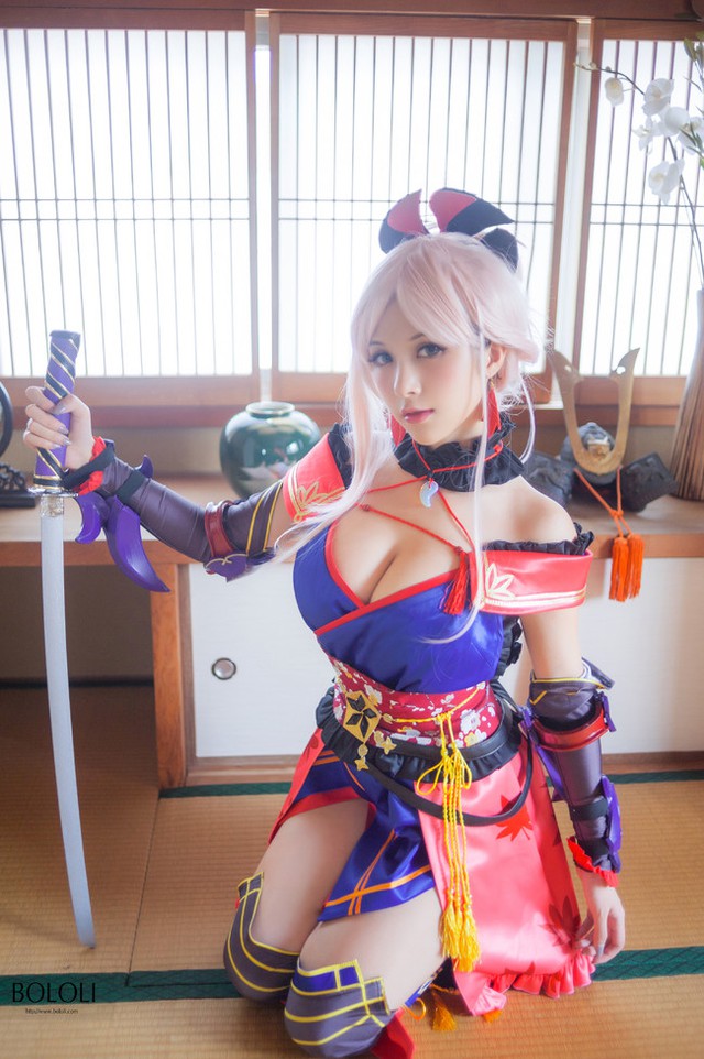 Lại bỏng mắt với cosplay Saber của người đẹp Hạ Mĩ Tương