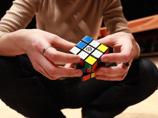 Chàng trai 15 tuổi này vừa phá vỡ kỷ lục Rubik thế giới, bạn chắc chắn không thể theo kịp động tác của cậu ta