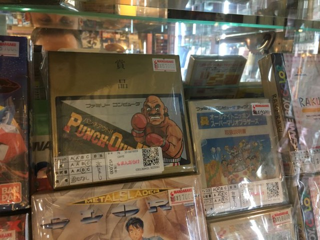  Phiên bản đầu tiền của game Punch-Out cho máy Famicom, có giá hơn 11 triệu đồng. Bên phải là All Night Nippon Super Mario Bros cho Famicom Disk System, một phiên bản của Super Mario, có giá 27,5 triệu đồng. 
