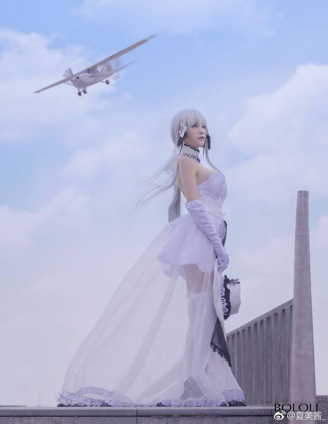 Bộ ảnh cosplay gợi cảm về cô nàng tóc bạch kim Emilia trong Re:Zero