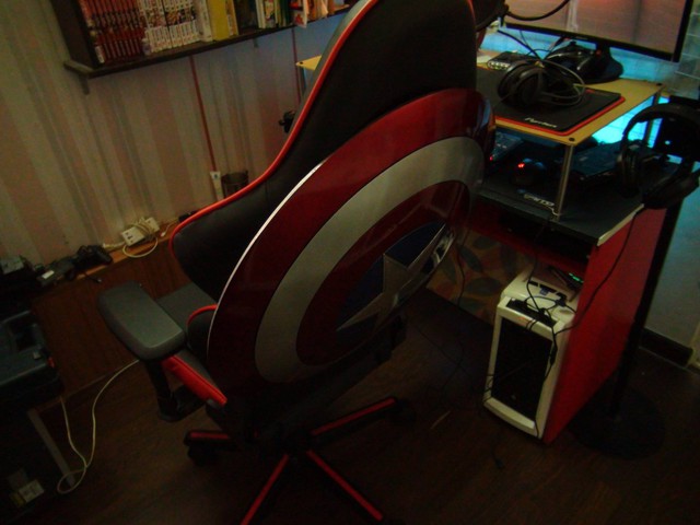 Mê siêu anh hùng, game thủ Việt này chế hẳn ghế gắn khiên Captain America đằng sau