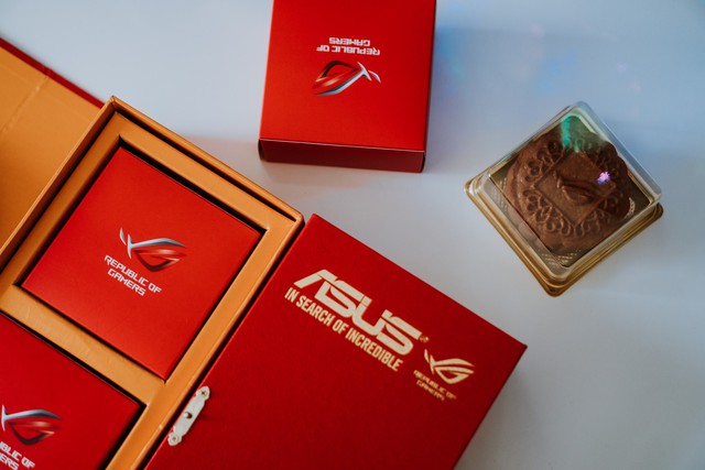 Chùm ảnh bánh Trung Thu bên cạnh case chơi game của 1 game thủ Việt: Quá đẹp và chất