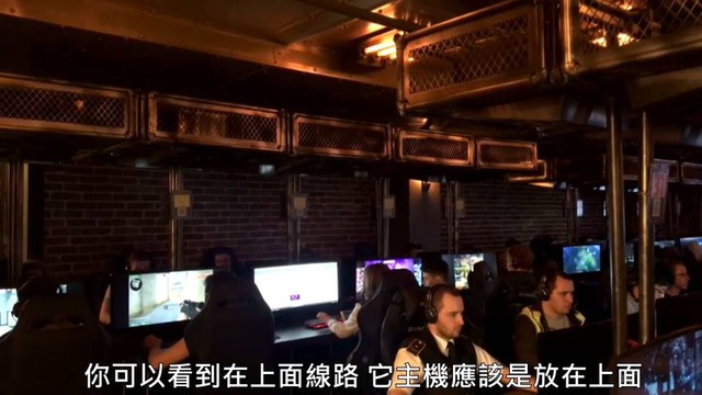 Quán net được thiết kế khá dị khi cây PC được đặt ở cao trên đầu, đồng thời được khóa trong lồng sắt khá cẩn thận. Có vẻ như điều này nhằm hạn chế việc mất cắp linh kiện máy tính, cũng như tránh người chơi can thiệp vào PC