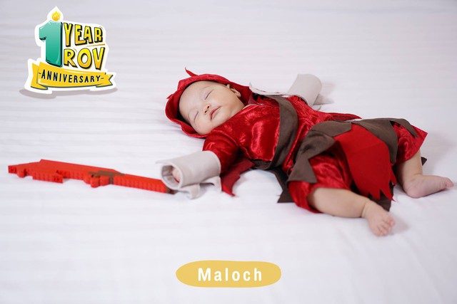 Vì cha mẹ quá đam mê Liên Quân Mobile, cậu bé này được cosplay tướng cực dễ thương