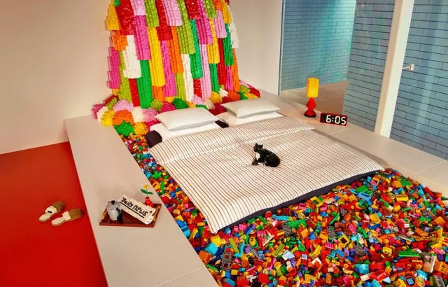 Chiêm ngưỡng căn phòng làm toàn bằng hình khối LEGO sắc màu tại Đan Mạch