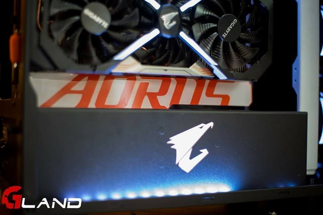  Card VGA Gigabyte GTX 1070 AORUS 8GD được cài đặt theo chiều ngang nổi bật 