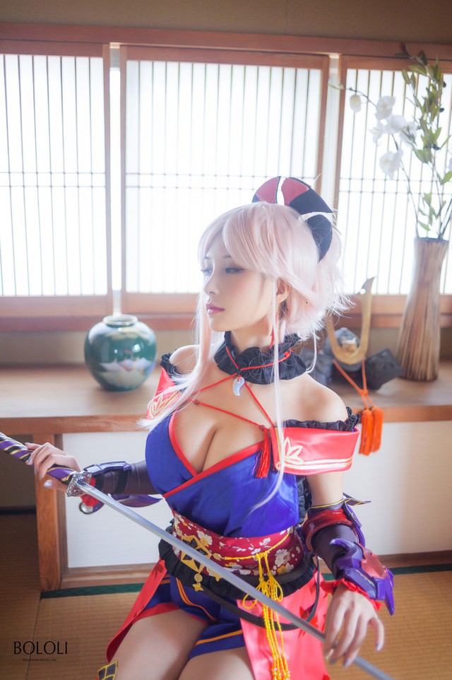 Lại bỏng mắt với cosplay Saber của người đẹp Hạ Mĩ Tương