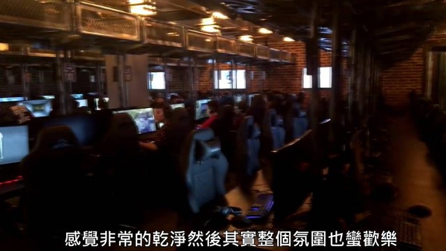 Mặc dù từng có nhiều game thủ trên thế giới phàn nàn về thái độ của các người chơi Nga, thế nhưng không khí chơi game trong quán Net này khá thoải mái. Người chơi game giữ yên lặng, không hề phát ra tiếng ồn ào. Hơn thế nữa quán Net này cũng rất sạch sẽ