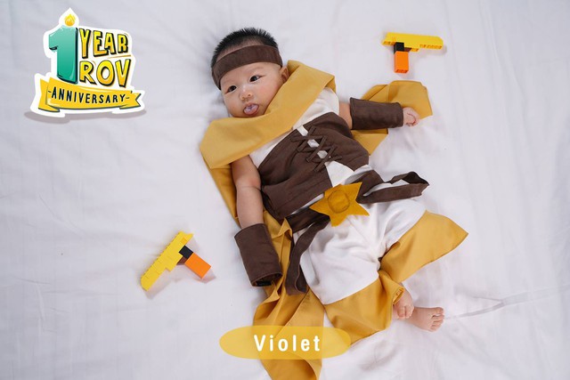 Vì cha mẹ quá đam mê Liên Quân Mobile, cậu bé này được cosplay tướng cực dễ thương