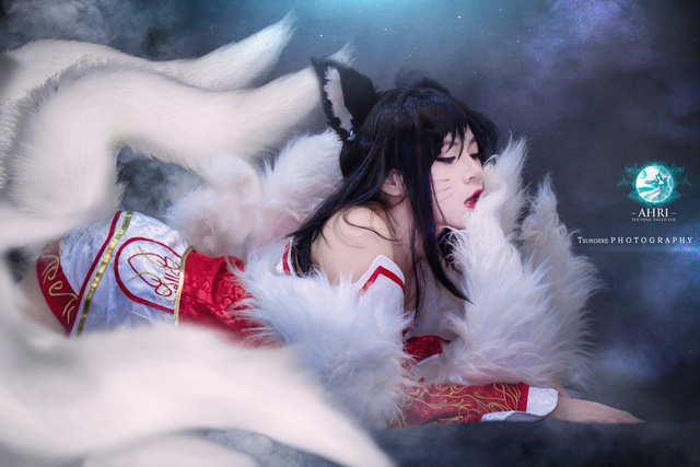 Ngắm nhìn bộ ảnh cosplay Ahri “bỏng mắt” của nữ streamer Ngọc Hân