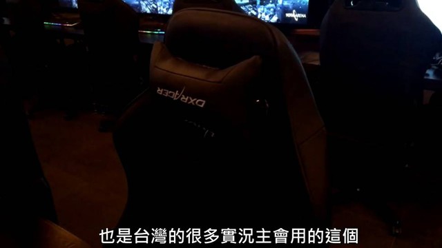 Ghế DXRacer hàng xịn được dùng trong quán Net này