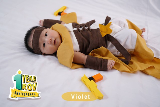 Vì cha mẹ quá đam mê Liên Quân Mobile, cậu bé này được cosplay tướng cực dễ thương