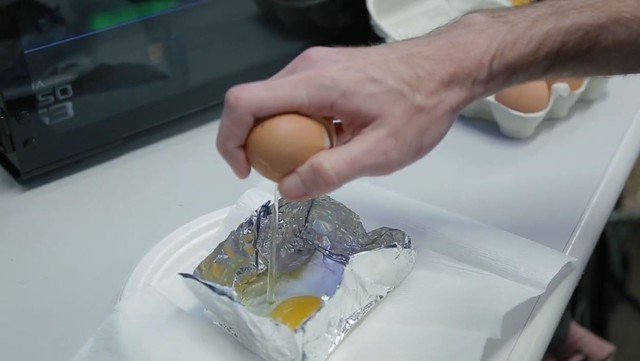  Đầu tiên là đập trứng vào gói giấy bạc. 