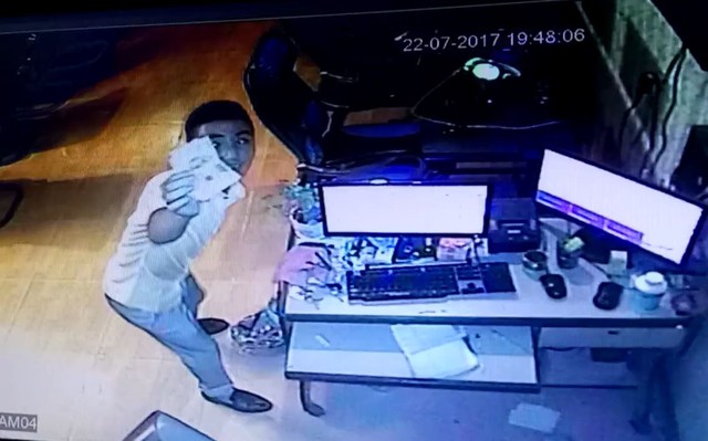 Thanh niên này đã dơ tiền lên camera để trả.